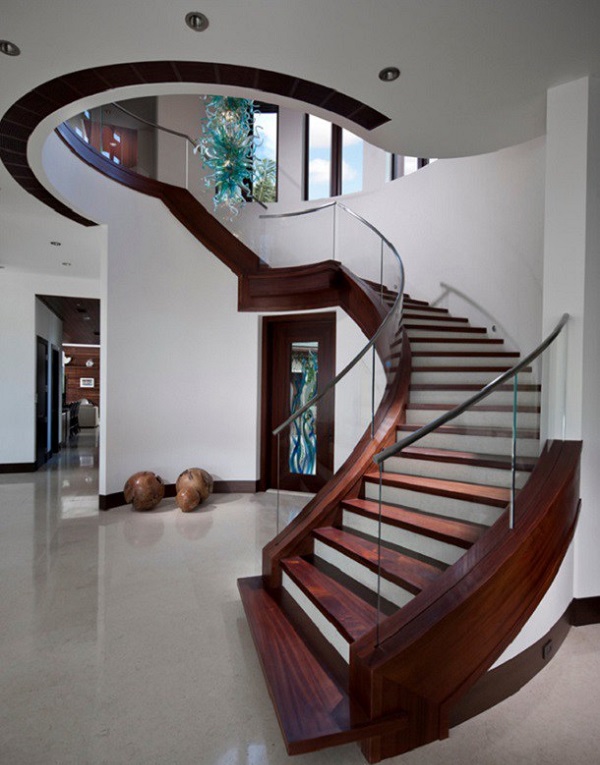 Mẫu cầu thang kính, bậc thềm gỗ được thiết kế uốn lượn mềm mại tạo cảm giác hài hòa cho lối kiến trúc