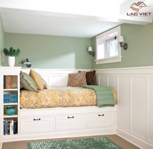 Căn phòng ngủ có diện tích hạn chế lấy màu trắng làm trung tâm và tạo điểm nhấn bằng màu pastel tông xanh lá