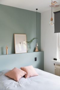 Phòng ngủ xanh xám pastel đơn giản được nhấn nhá bởi những chiếc đèn và tĩnh vật độc đáo